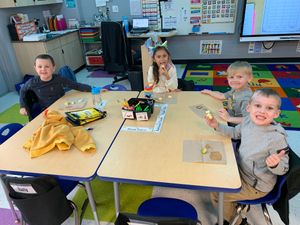 Kindergarteners eat healthy local snacks